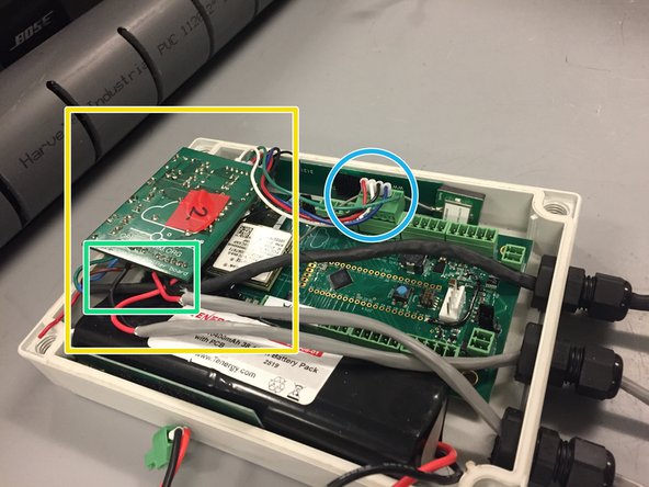 Autosampler Battery and Node Enclosure Assembly (2021), Fit the boards into the node box: crwdns2935265:013crwdnd2935265:02crwdnd2935265:03crwdne2935265:0