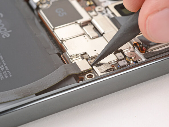 Google Pixel 10 Pro Battery Replacement, Disconnect the interconnect cable: crwdns2935265:020crwdnd2935265:01crwdnd2935265:02crwdne2935265:0