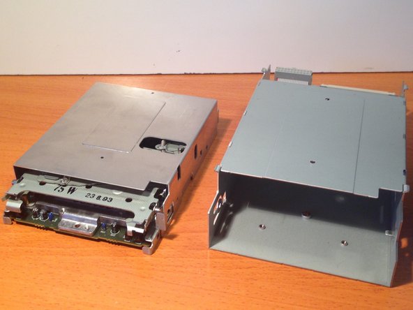Apple 3.5 Drive External Floppy Drive Teardown, Removing the Floppy Mechanism From the Chassis: crwdns2935265:09crwdnd2935265:03crwdnd2935265:03crwdne2935265:0