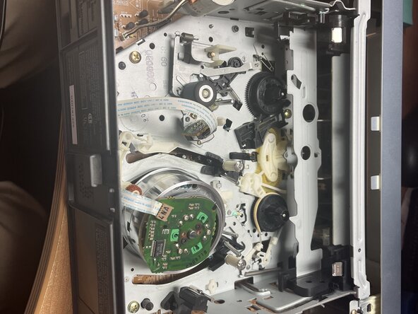 GE Four Head Clear Picture Search VCR Teardown, Take the top off: crwdns2935265:03crwdnd2935265:01crwdnd2935265:01crwdne2935265:0