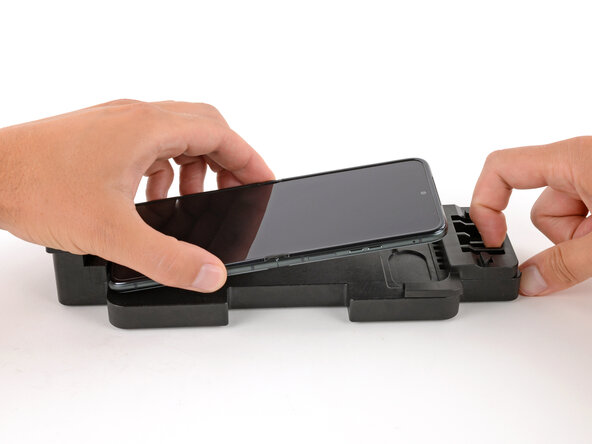 Motorola Razr+ Screen Protector Replacement, Remove the phone: 20 단계, 이미지 3개 중 2개