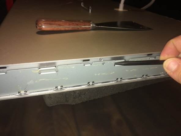 Apple Cinema HD Display 30" Teardown, Extraction du sous panneau latéral droit: crwdns2935265:07crwdnd2935265:03crwdnd2935265:03crwdne2935265:0