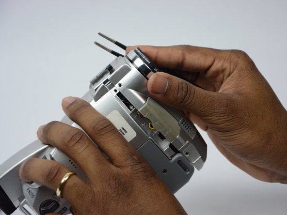 Canon ZR70MC LCD Component Replacement: crwdns2935265:06crwdnd2935265:02crwdnd2935265:03crwdne2935265:0